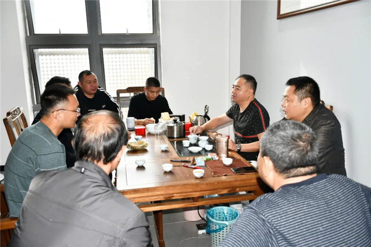 中國裝飾之鄉(xiāng)武寧縣橫路鄉(xiāng)熊鄉(xiāng)長，武裝部徐部長及領(lǐng)導一行蒞臨余工大家居考察及指導工作！
